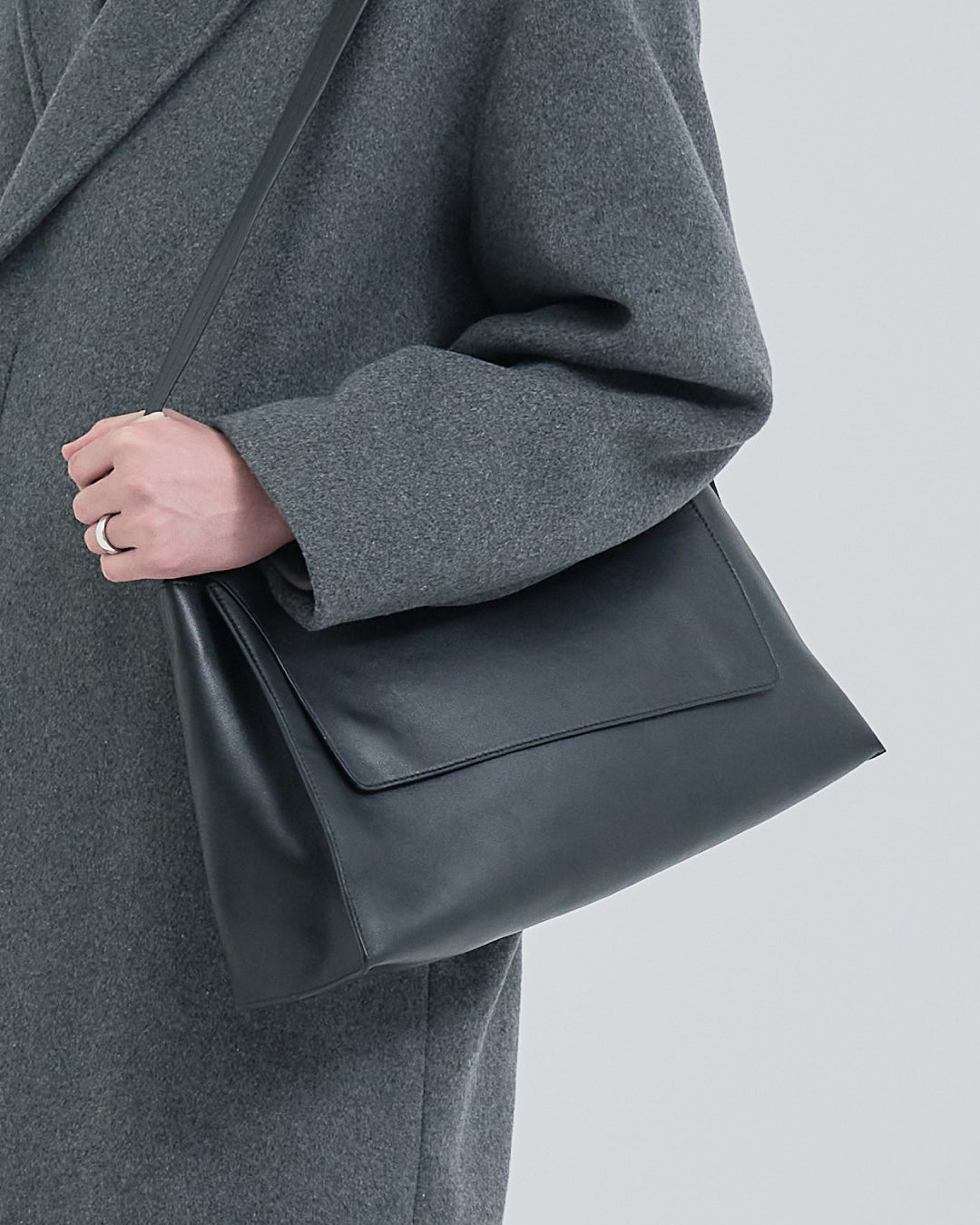 Lamb Leather Flap Shoulder Bag -black-