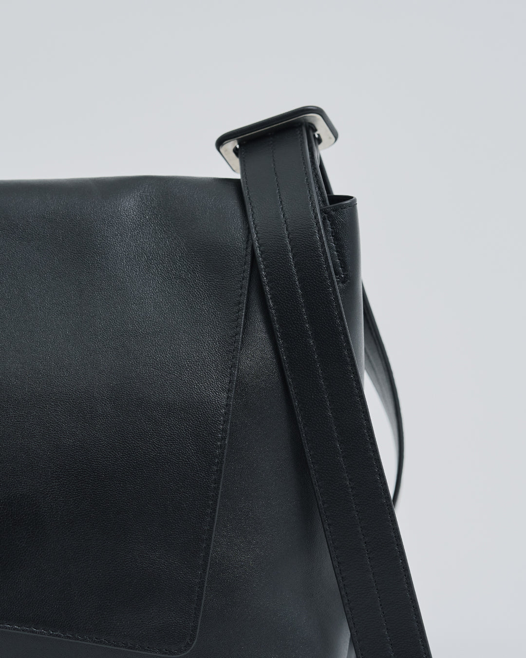 Lamb Leather Flap Shoulder Bag -black-