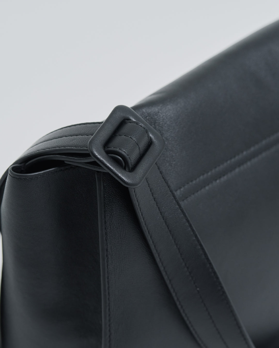 Lamb Leather Flap Shoulder Bag -black-