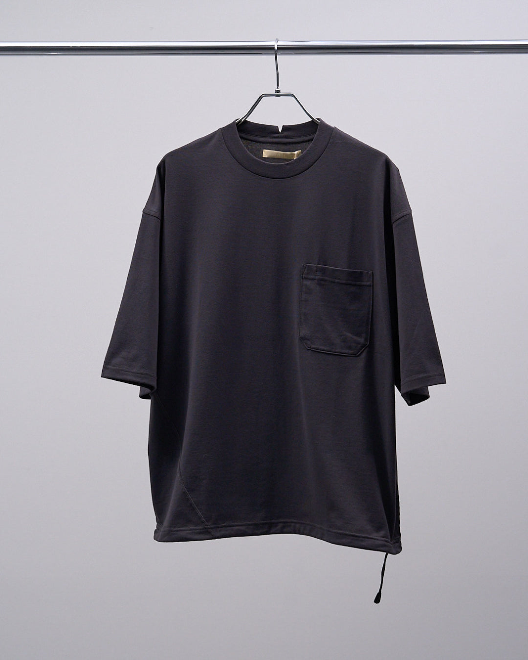 Round Pocket Tee -charcoal (RETOUCH Exclusive)-