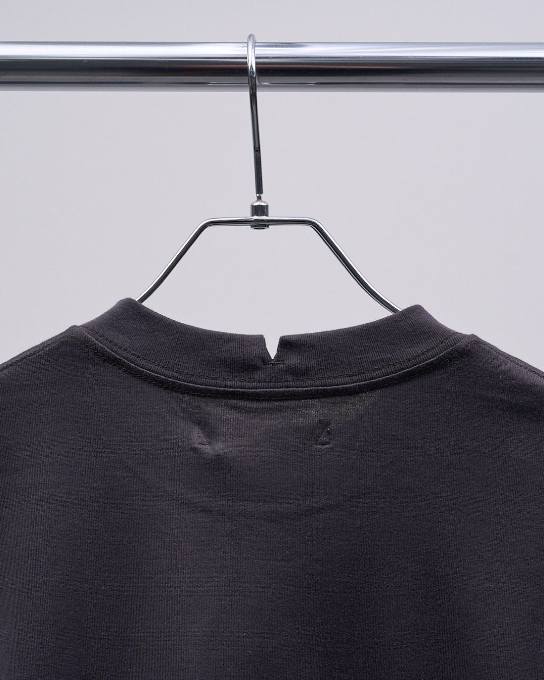 Round Pocket Tee -charcoal (RETOUCH Exclusive)-