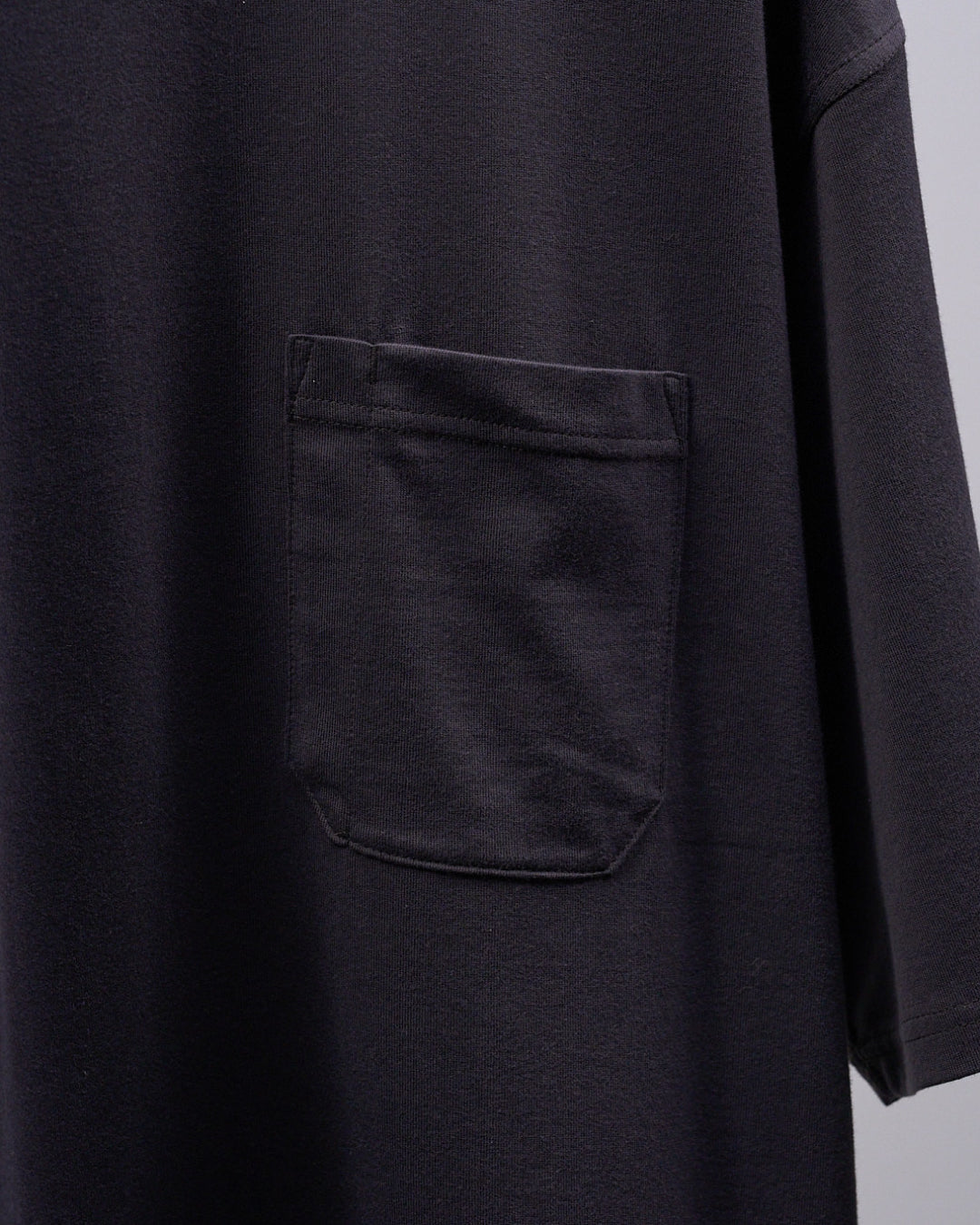 Round Pocket Tee -charcoal (RETOUCH Exclusive)-