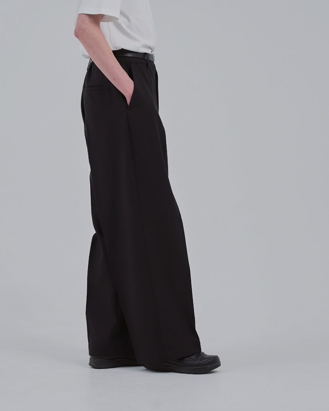 Barrel Leg Wide Slacks -black-
