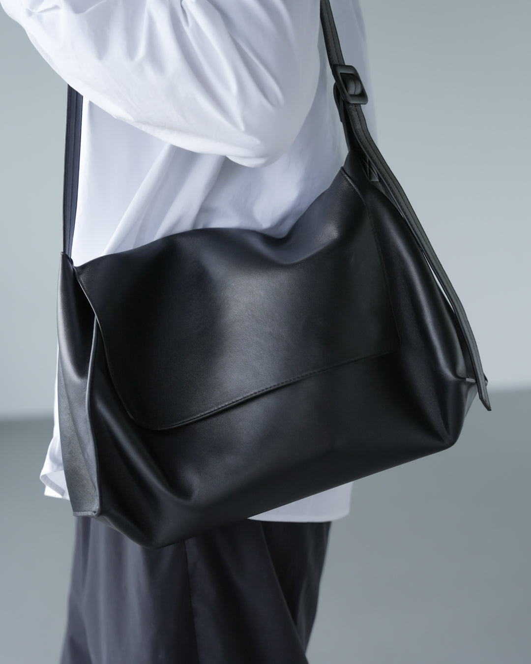 Lamb Leather Flap Shoulder Bag -black-