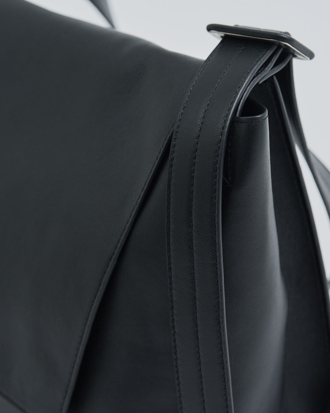 Lamb Leather Flap Shoulder Bag -black-