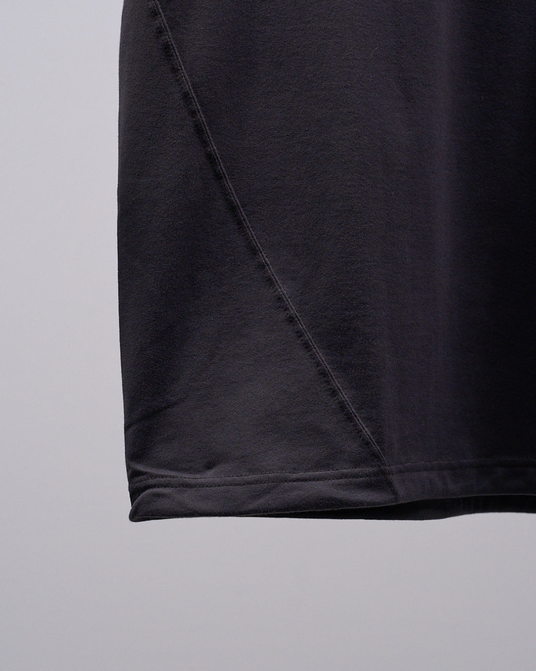 Round Pocket Tee -charcoal (RETOUCH Exclusive)-