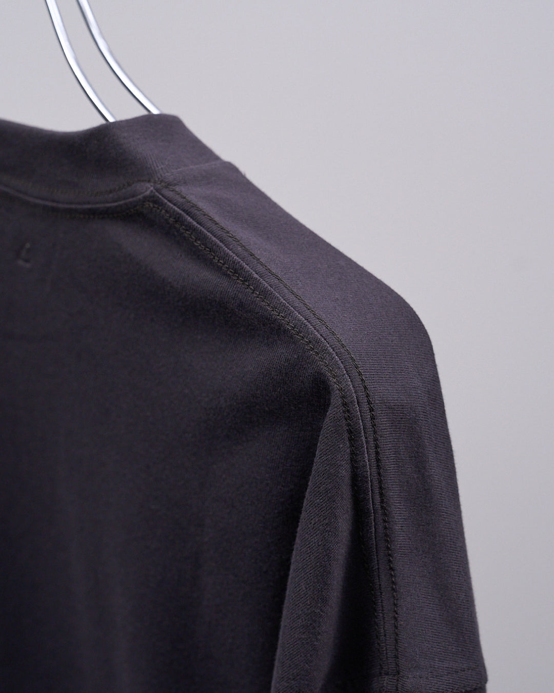 Round Pocket Tee -charcoal (RETOUCH Exclusive)-