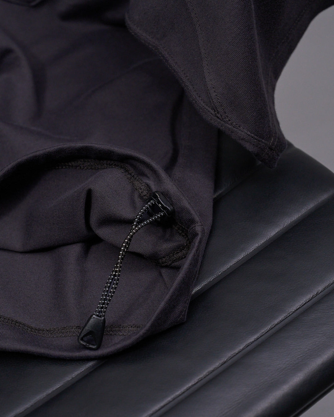 Round Pocket Tee -charcoal (RETOUCH Exclusive)-
