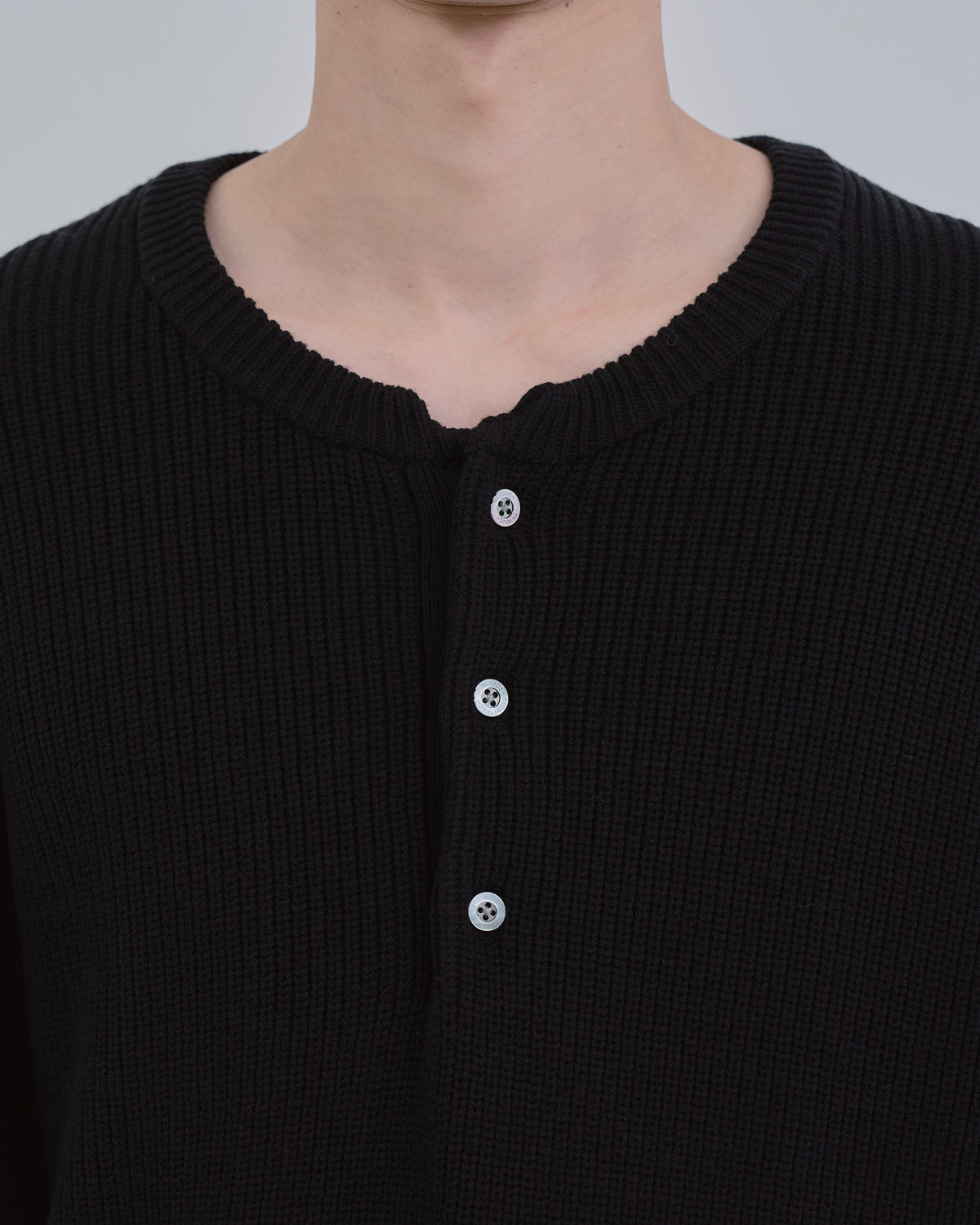 Wide Rib Henley Neck Knit -black-